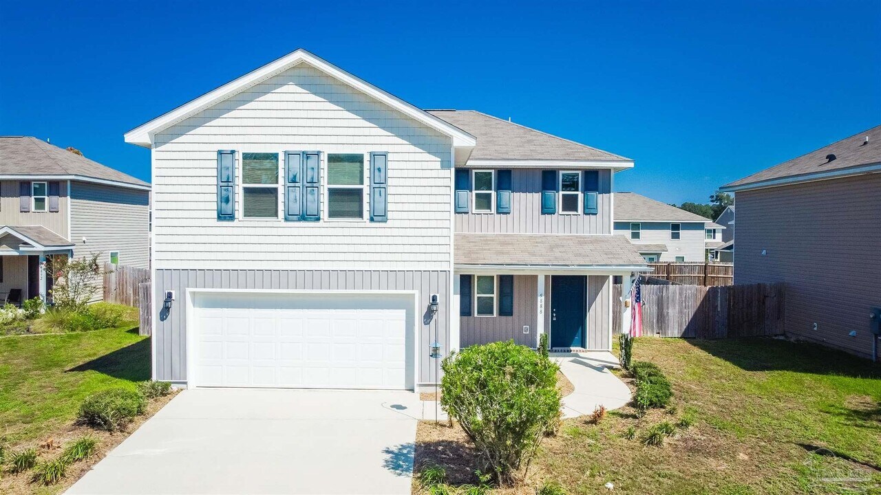5888 Southern Bell Court in Milton, FL - Building Photo