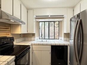 77 Village Cir in San Rafael, CA - Building Photo - Building Photo