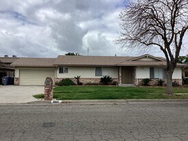 6893 N Rowell Ave in Fresno, CA - Building Photo