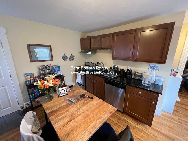 5-7 Blake St. Unit 4, Unit 4 in Cambridge, MA - Building Photo - Building Photo