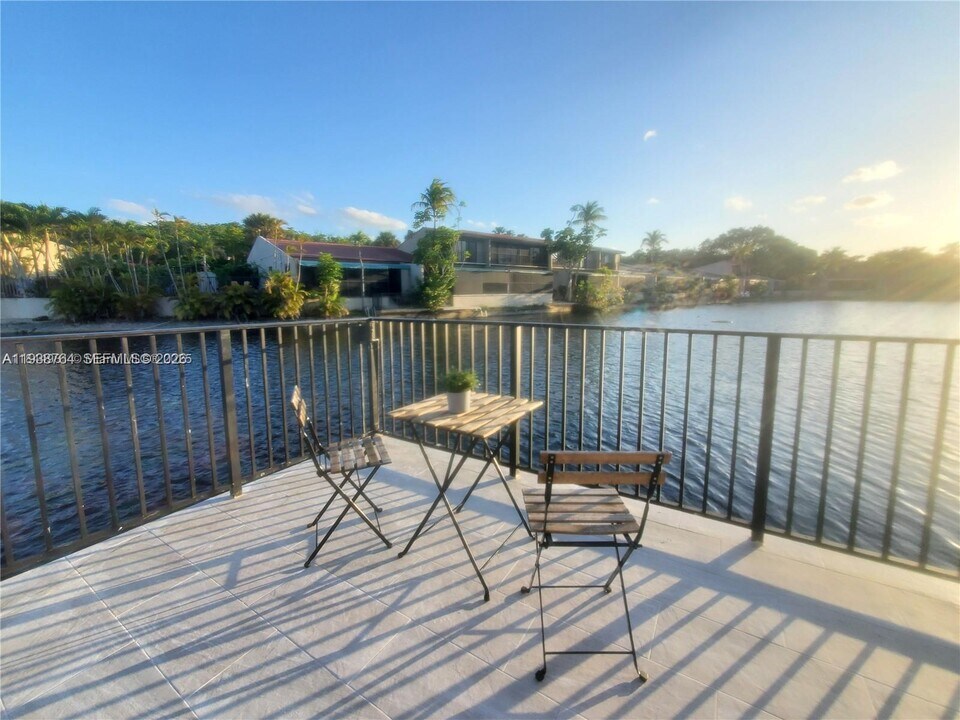 8350 Dundee Terrace in Miami Lakes, FL - Building Photo