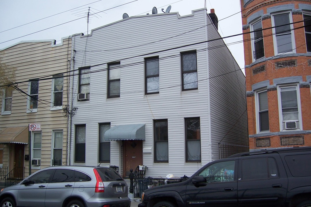 19-23 Woodbine St in Flushing, NY - Building Photo