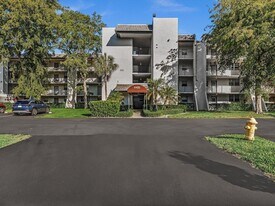 9470 Poinciana Pl, Unit 303 in Davie, FL - Building Photo