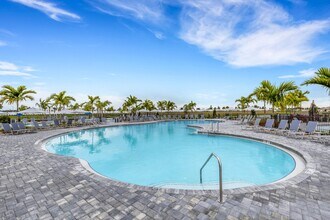 16020 Sunny Day Dr in Bradenton, FL - Foto de edificio - Building Photo