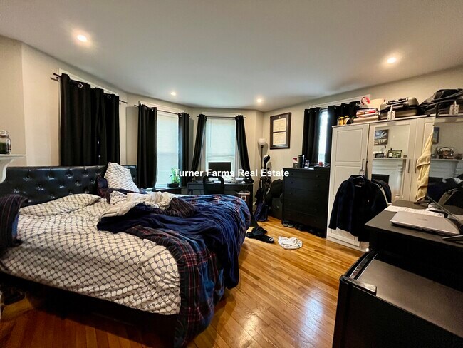 24 Pond St, Unit 2 in Boston, MA - Building Photo - Building Photo