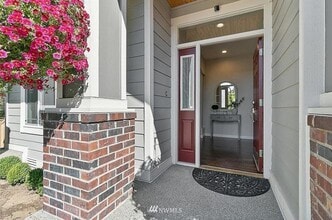 5710 Olive Ave SE in Auburn, WA - Building Photo - Building Photo