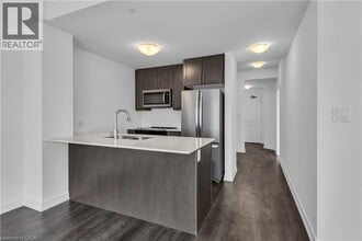 10 Mallard Trl in Hamilton, ON - Building Photo - Building Photo