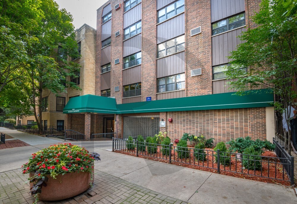 563 W Arlington Pl, Unit #555-204 in Chicago, IL - Building Photo
