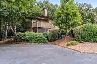 1004 Dunbar Dr in Dunwoody, GA - Foto de edificio - Building Photo