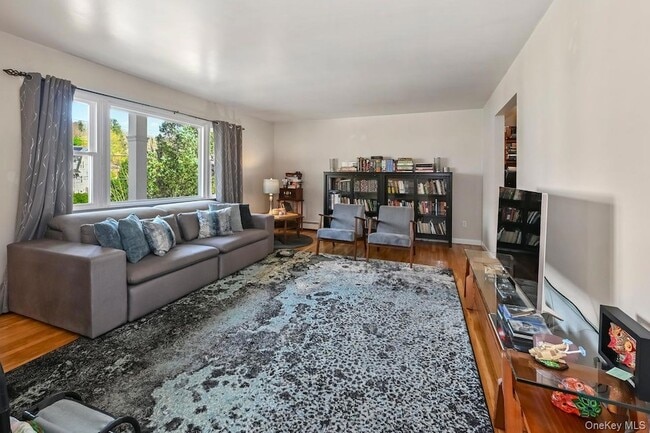 568 Manville Rd, Unit Upper R in Pleasantville, NY - Building Photo - Building Photo