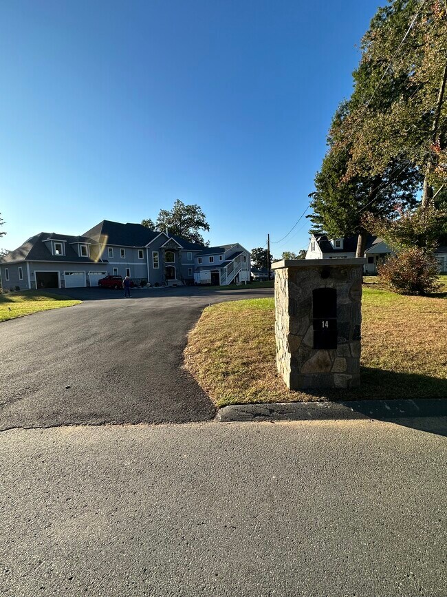 16 Crescent Beach Dr in Enfield, CT - Building Photo - Building Photo