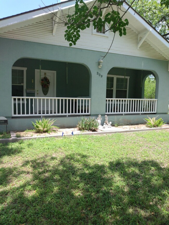 309 W Nicholson St in Del Rio, TX - Foto de edificio - Building Photo