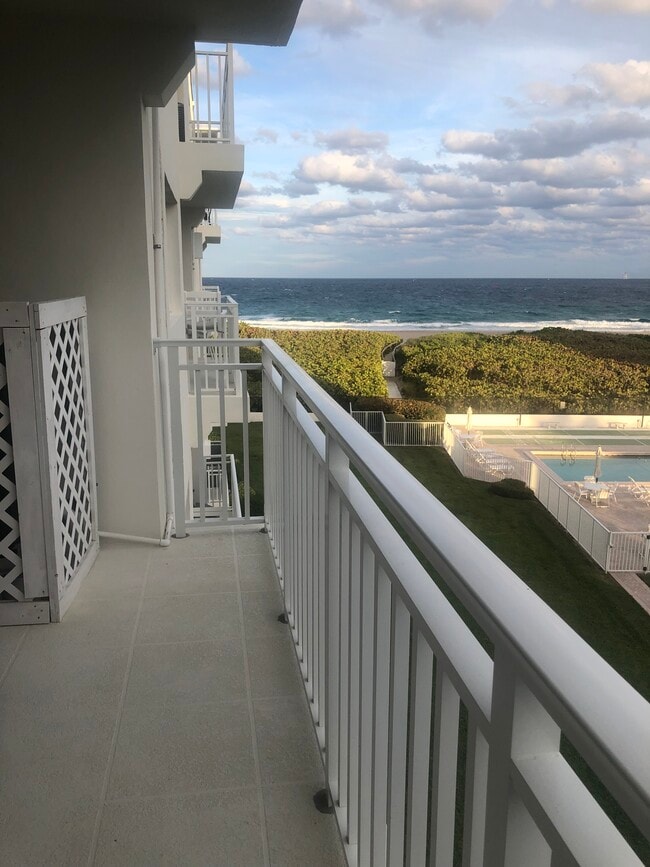 33 Ocean Ave, Unit 409 in Palm Beach Shores, FL - Building Photo - Building Photo