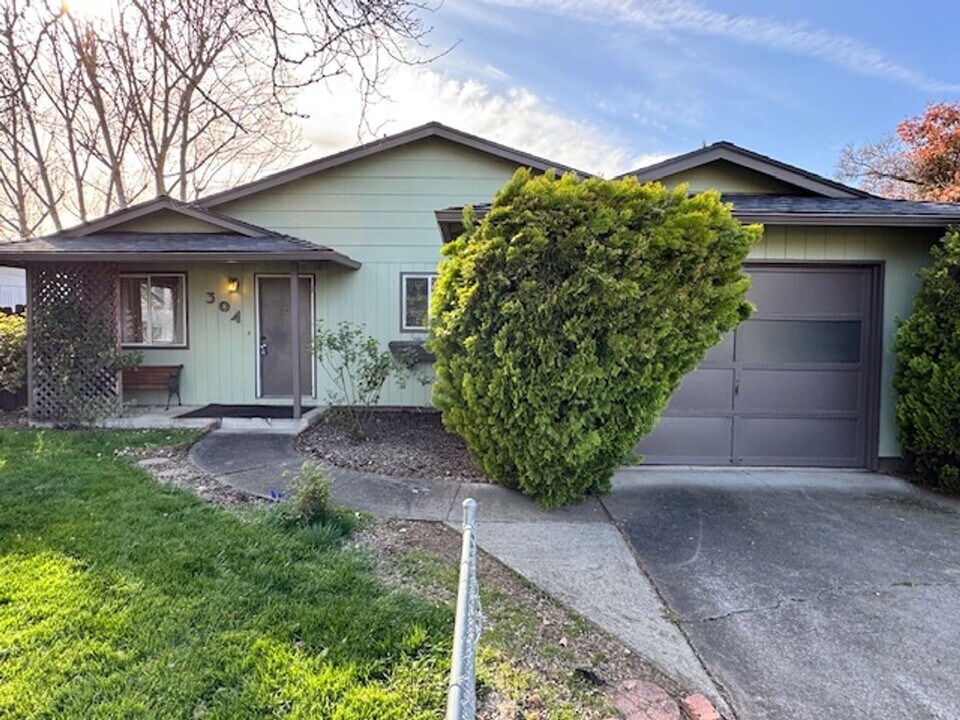 304 S Buchanan Ave in Eagle Point, OR - Building Photo
