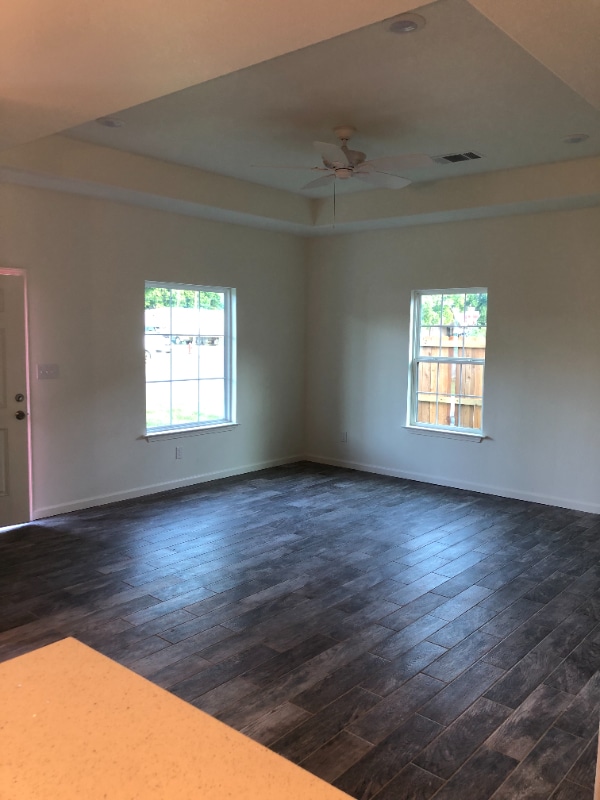 327 N Polk St in Giddings, TX - Building Photo - Building Photo