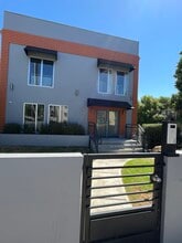 1952 N Beachwood Dr in Los Angeles, CA - Building Photo - Building Photo