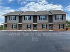 910 Warrior Hill Dr in Louisville, TN - Building Photo