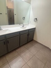 8010 NW Greenbank Cir in Port St. Lucie, FL - Foto de edificio - Building Photo