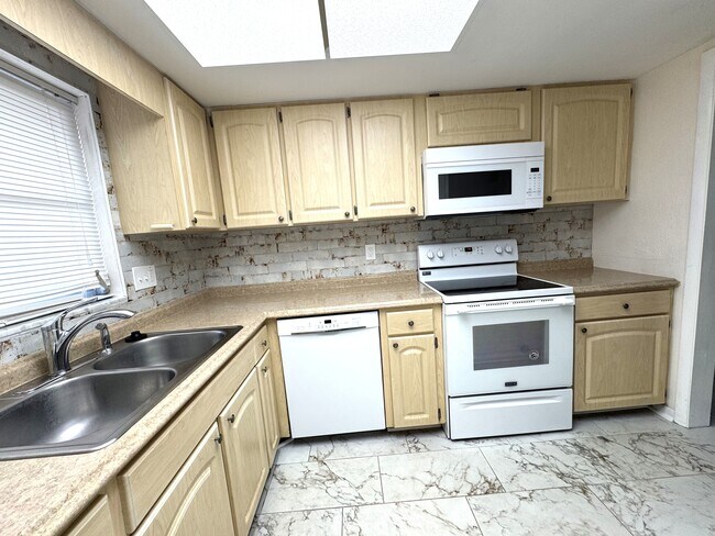 610 Indian Rocks Rd N, Unit 103 in Belleair Bluffs, FL - Foto de edificio - Building Photo