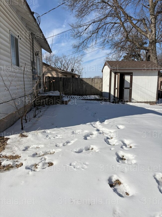 600 W 1st St in Newton, KS - Building Photo - Building Photo