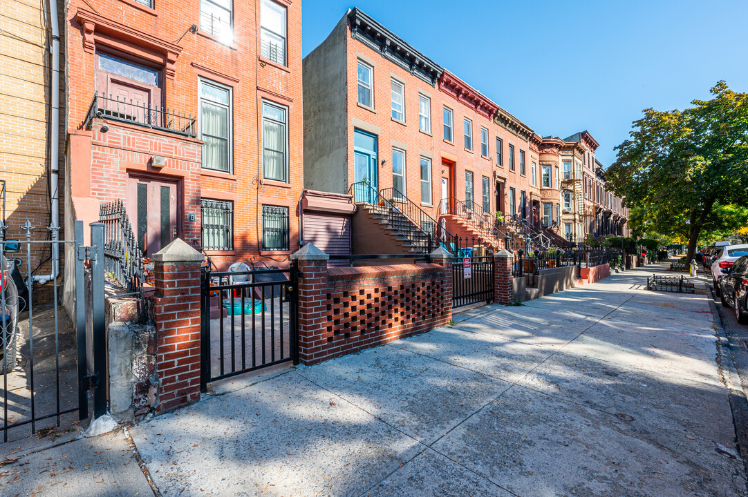 363 Madison St in Brooklyn, NY - Foto de edificio