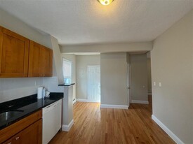 512 Medford St, Unit 2 Apartamentos