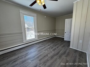73 Mt Pleasant Ave, Unit 2 in Skowhegan, ME - Foto de edificio - Building Photo