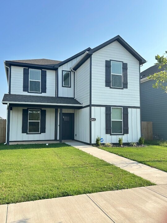4825 W Triangle St in Fayetteville, AR - Building Photo