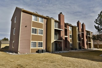 Summit Riverside Apartments in Littleton, CO - Foto de edificio - Building Photo