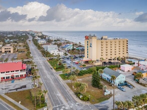 1411 S Atlantic Ave in New Smyrna Beach, FL - Foto de edificio - Building Photo