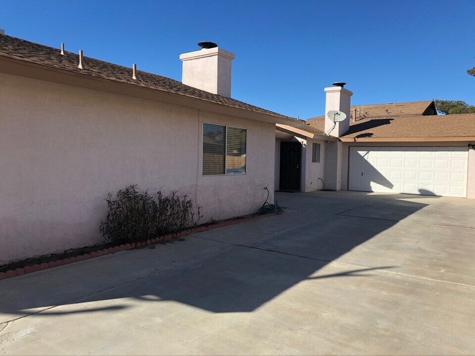 408 W Felspar Ave, Unit A in Ridgecrest, CA - Building Photo