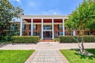 2824 Briarhurst Dr in Houston, TX - Building Photo