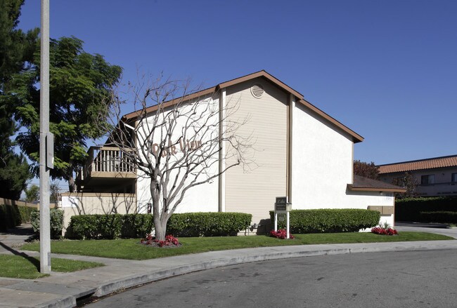 Evergreen Apartments in Buena Park, CA - Foto de edificio - Building Photo