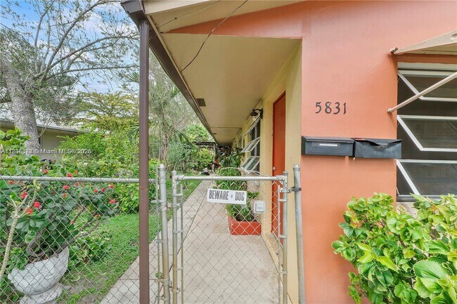 5831 Taylor St in Hollywood, FL - Building Photo - Building Photo