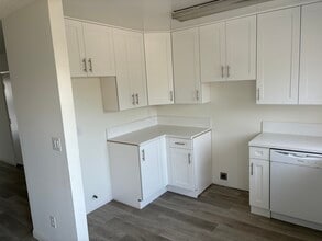 18071 Beneda Ln, Unit 206 in Santa Clarita, CA - Building Photo - Building Photo