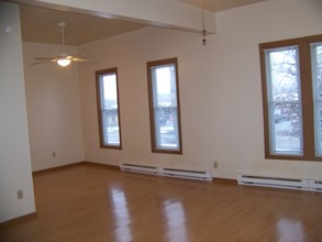 1023 N Seminary Ave in Woodstock, IL - Building Photo - Interior Photo