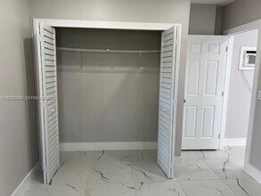 922 NW 2nd St, Unit 4 in Miami, FL - Foto de edificio - Building Photo