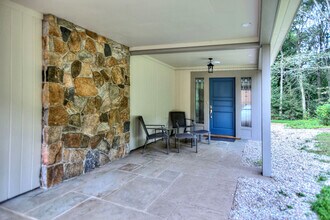 208 Bayberry Ln in Westport, CT - Building Photo - Building Photo