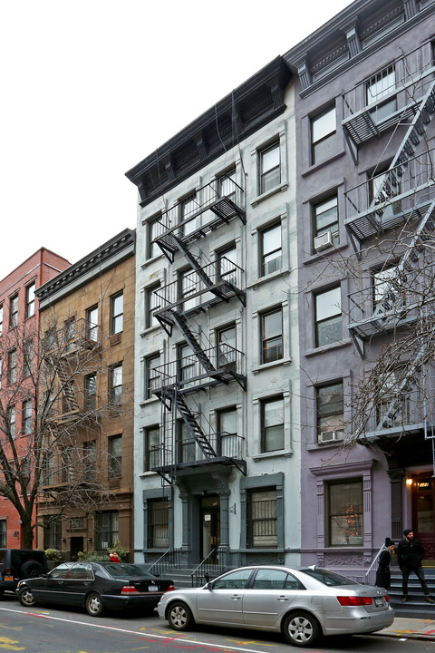 229 W 15th St in New York, NY - Building Photo