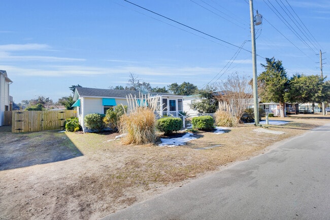 2107 Bay St in Morehead City, NC - Building Photo - Building Photo