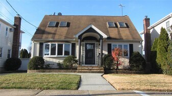 367 Columbus Pkwy in Mineola, NY - Building Photo