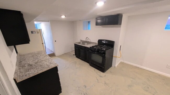 property at 606 W 14th St