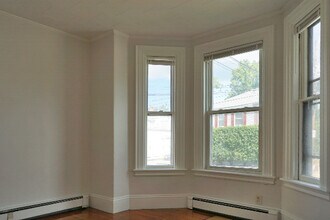35 Maple St, Unit #1L in Waltham, MA - Building Photo - Building Photo