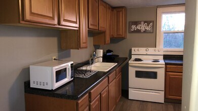 421 N Walnut St, Unit upstairs Apartment in St. Marys, OH - Building Photo - Building Photo