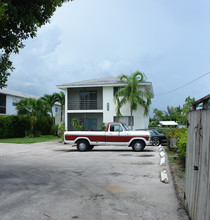 877 NE 18th Ct in Fort Lauderdale, FL - Building Photo - Building Photo