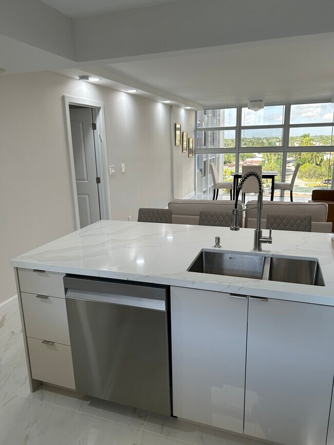 1391 S Ocean Blvd, Unit 605 in Pompano Beach, FL - Building Photo - Building Photo