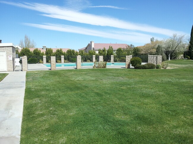 2851 W Ave J4 in Lancaster, CA - Foto de edificio - Building Photo