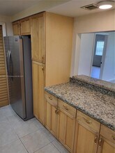 230 Lakeview Dr in Weston, FL - Building Photo - Building Photo