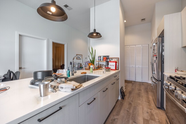 2251 W Lawrence Ave, Unit 201 in Chicago, IL - Building Photo - Building Photo