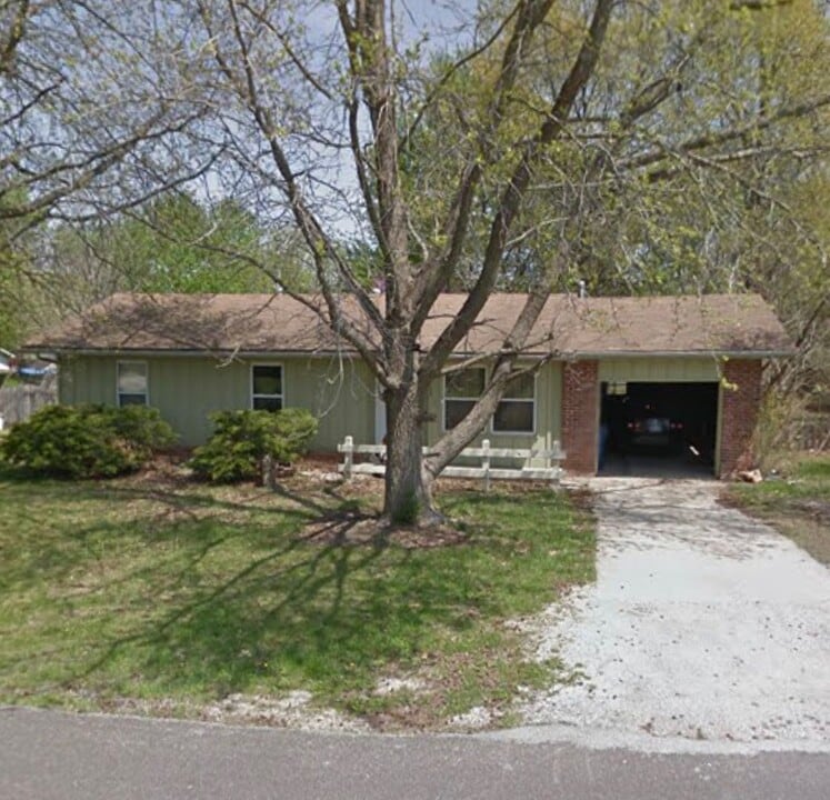 702 Hillcrest Ave in Nixa, MO - Building Photo